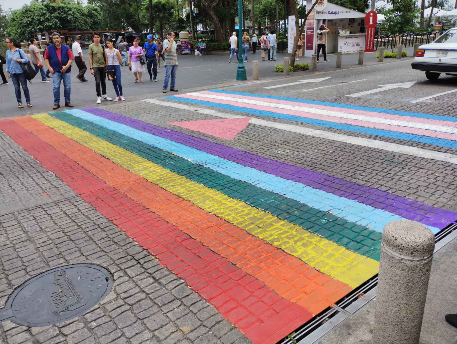 Pintan paso peatonal con colores de la comunidad LGBTTIQ