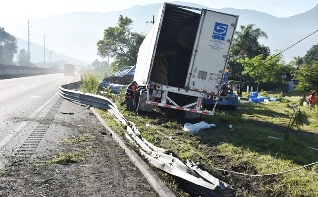 El Heraldo De Xalapa Vuelca Trailer Con Tambos De Hipoclorito