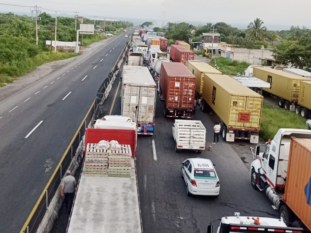 El Heraldo de Xalapa Deja un muerto accidente entre tráileres