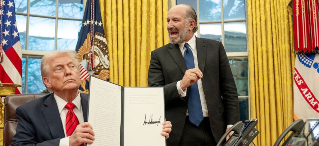 Trump firma decretos que imponen aranceles al acero y aluminio