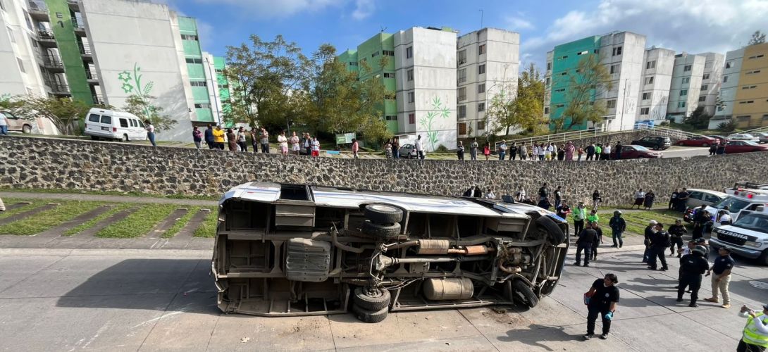 Se vuelca camión de Transportes Banderilla en fraccionamiento La Pradera