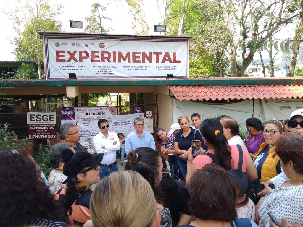 Toman escuela Experimental en Xalapa denuncian aviadores y acoso laboral
