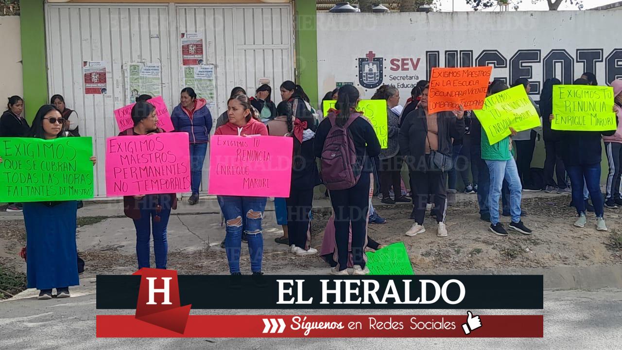 Papás bloquean carretera Xalapa 9