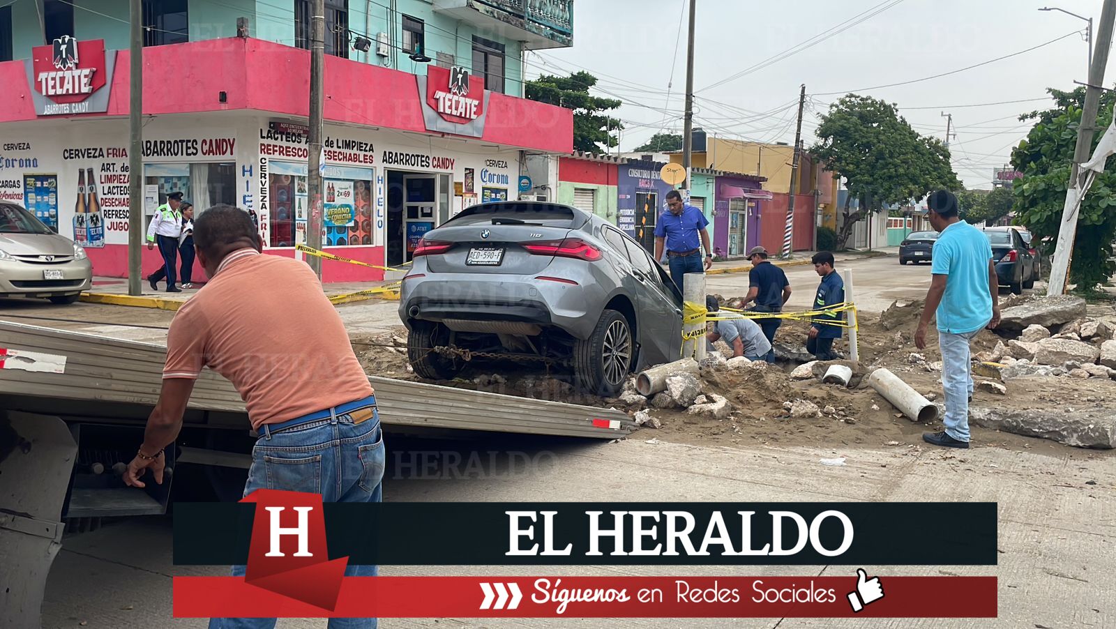 Cae en socavón camioneta BMW en Coatzacoalcos 2