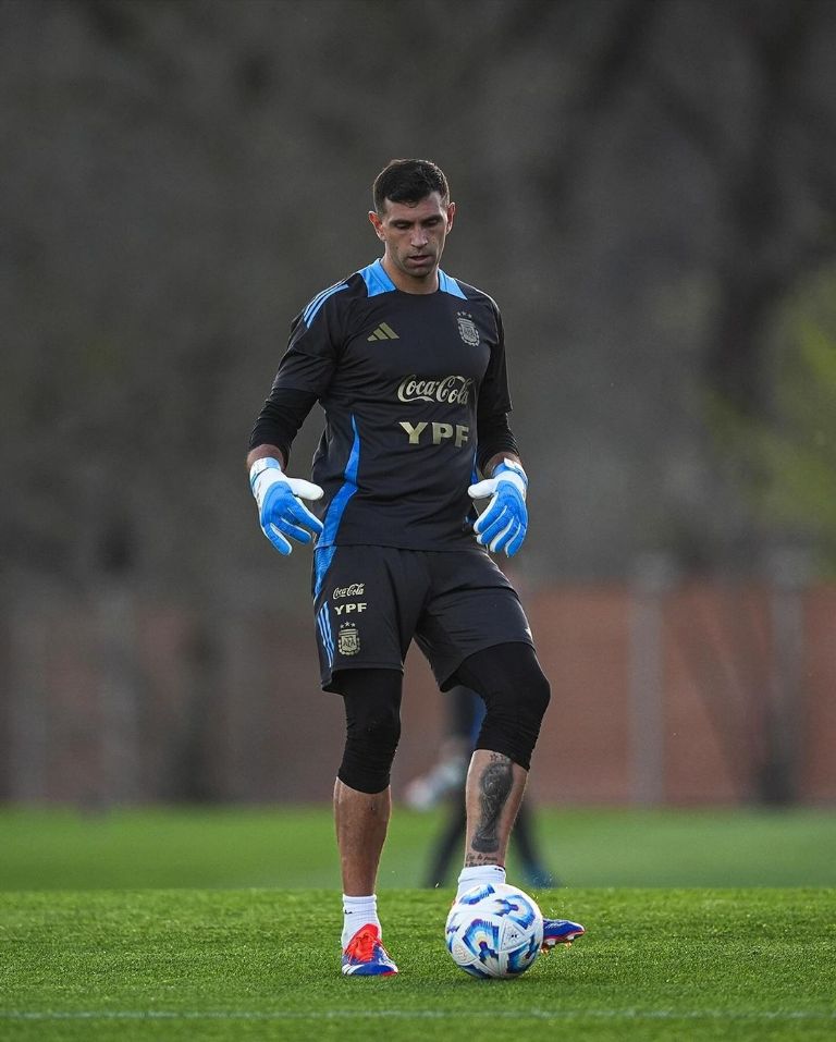 Dibu Martnez causa polmica en redes despus de arremeter contra una cmara en la derrota con Colombia 2