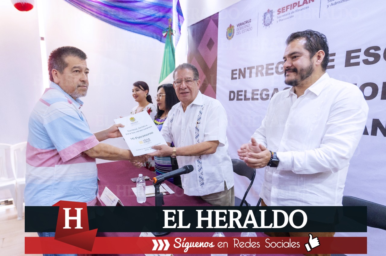 Familias de Tuxpan y Cerro Azul fueron beneficiadas con la entrega de escrituras 3