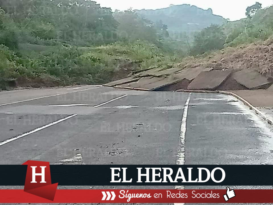 Deslaves destrozan libramiento Xalapa 10