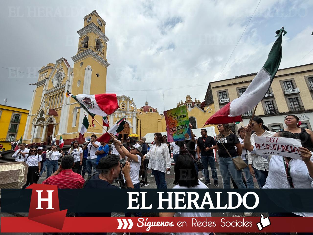 Protestan con féretro en Xalapa por muerte simbólica del Poder Judicial