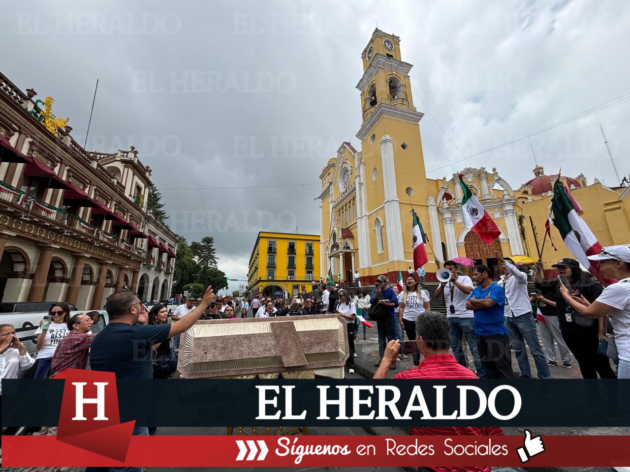 Protestan con féretro en Xalapa por muerte simbólica del Poder Judicial 2