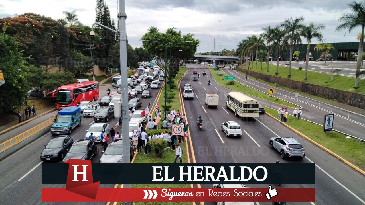 Empleados del PJF bloquean carretera en Xalapa 2