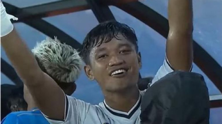 Un futbolista golpea brutalmente al rbitro por marcar un penal en contra de su equipo 2