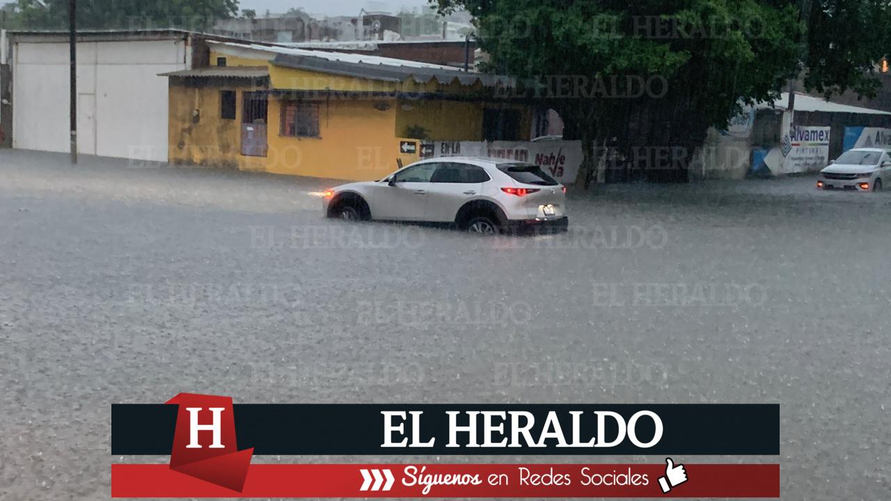 Lluvias en Coatzacoalcos dejan vehículos varados 12