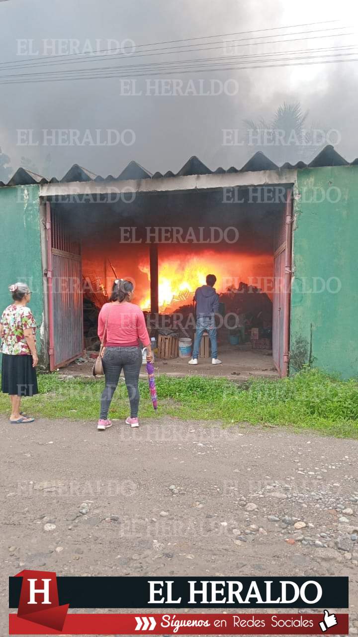 Pareja de la tercera edad a punto de quemarse 1