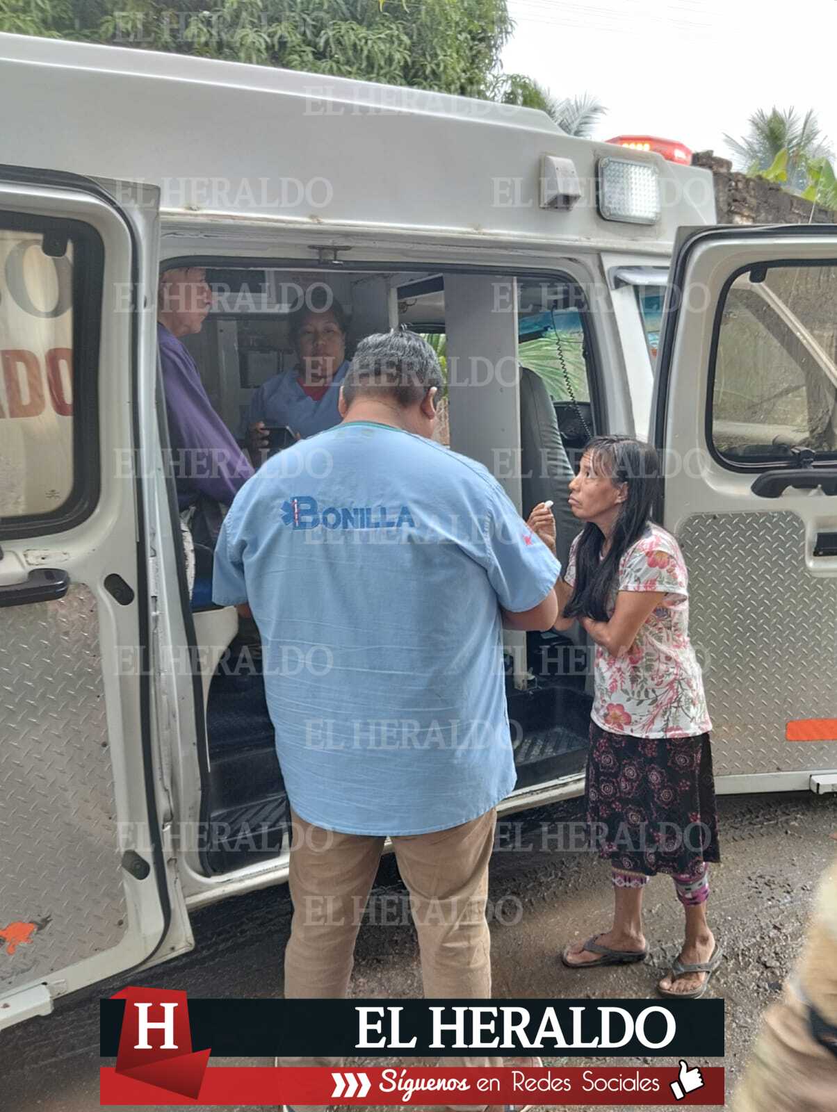 Pareja de la tercera edad a punto de quemarse 3