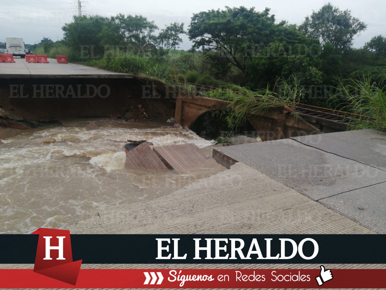 Se forma socavón en la carretera de ruta de escape Nanchital 2