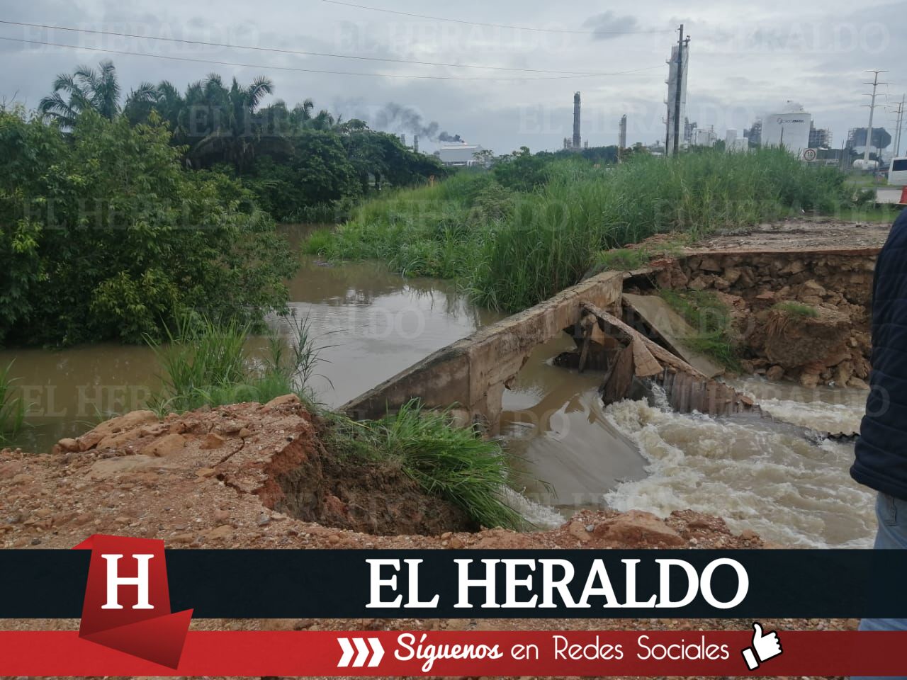 Se forma socavón en la carretera de ruta de escape Nanchital 3