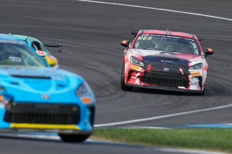 Keanu Reeves sufre incidente en la pista en su debut como piloto de carreras profesional 2