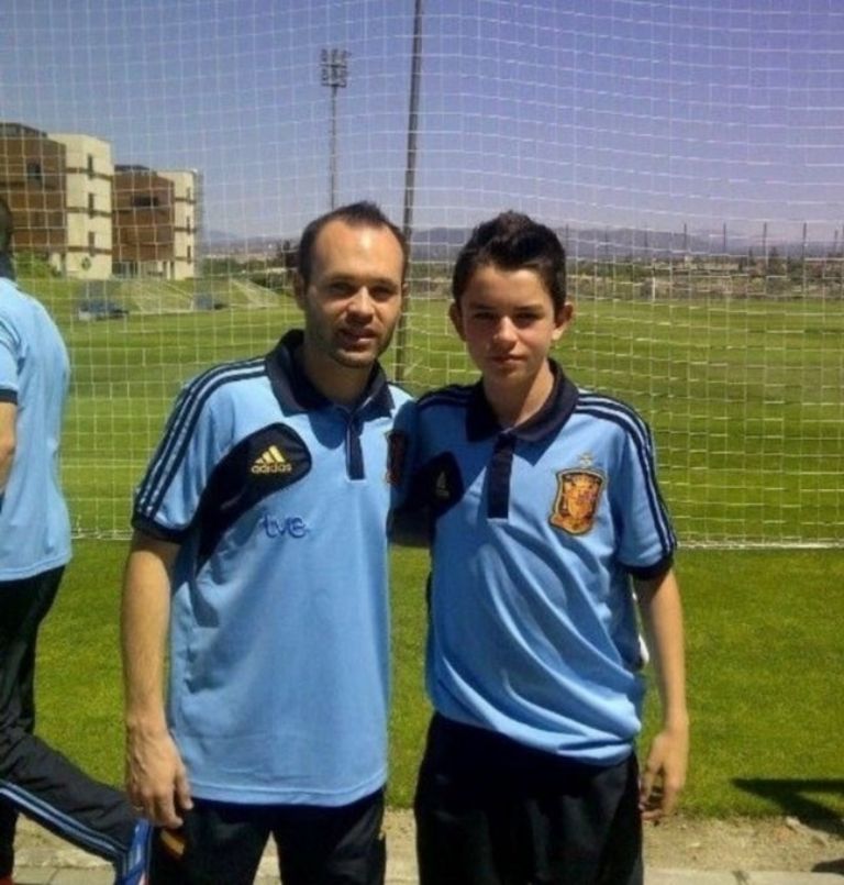 Jugador de la Liga MX comparte foto junto a Iniesta 2