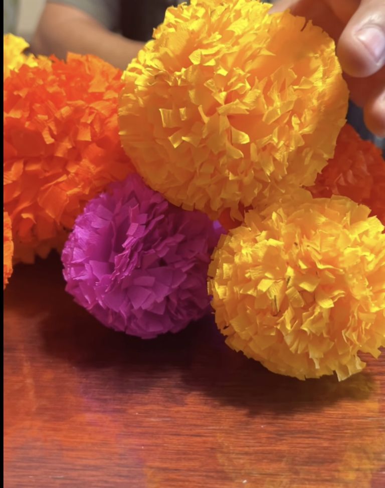 Cmo hacer flores de cempaschil con papel crep 2