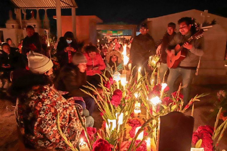 Este es el profundo significado de las flores que se ponen en los altares 2