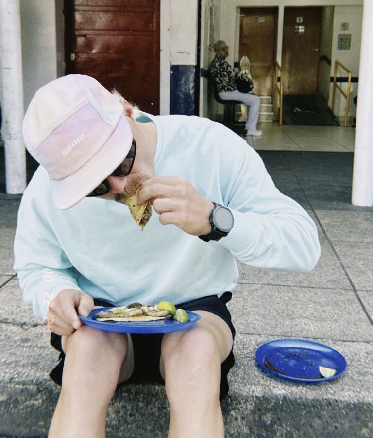 Valtteri Bottas llega a la CDMX y lo presume comiendo tacos previo al GP de Mxico 2