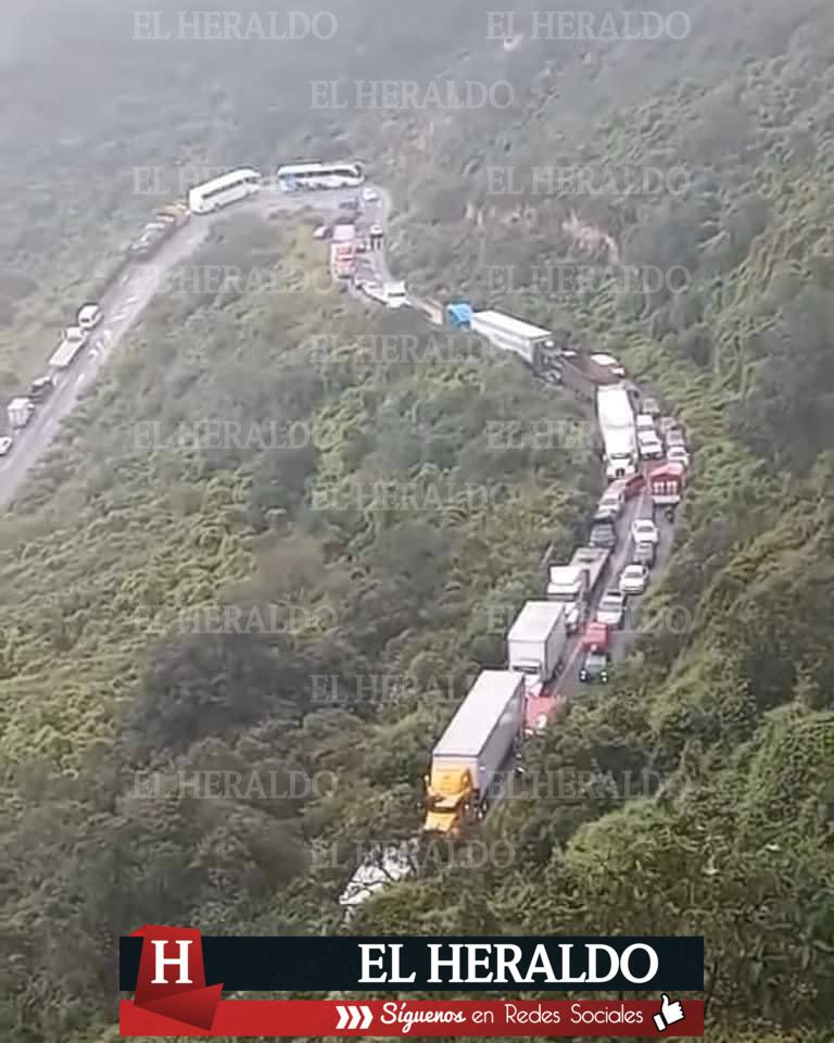 Empresarios reportan pérdidas económicas por derrumbe sobre autopista Veracruz