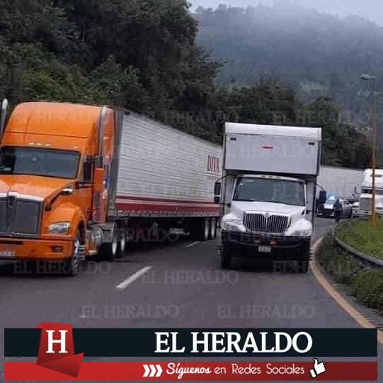 Empresarios reportan pérdidas económicas por derrumbe sobre autopista Veracruz 2