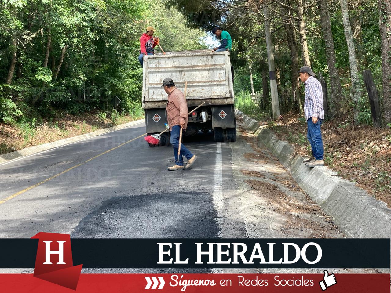 Empresarios efectúan 10 intervenciones de bacheo en carretera a Naolinco