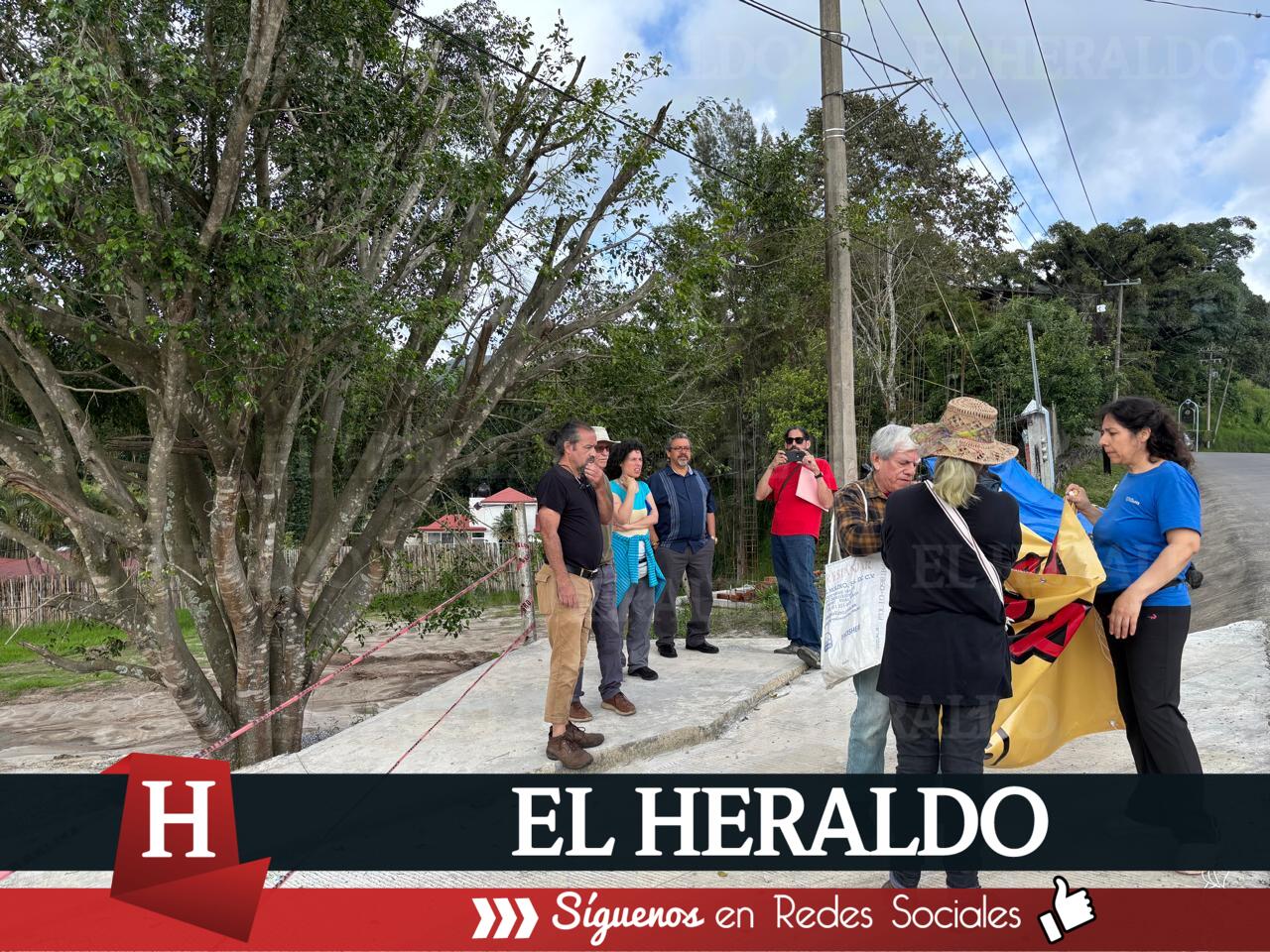 Pobladores clausuran construcción de plaza comercial en Coatepec 4