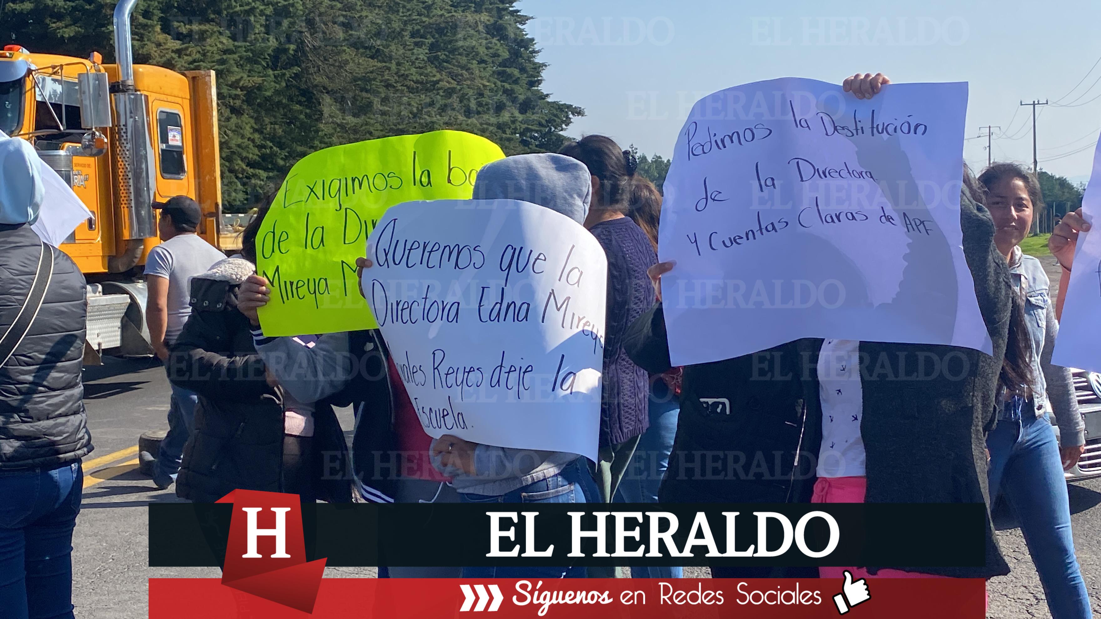 Bloquean padres de familia de Telesecundaria de Las Vigas destitucion de directora 3