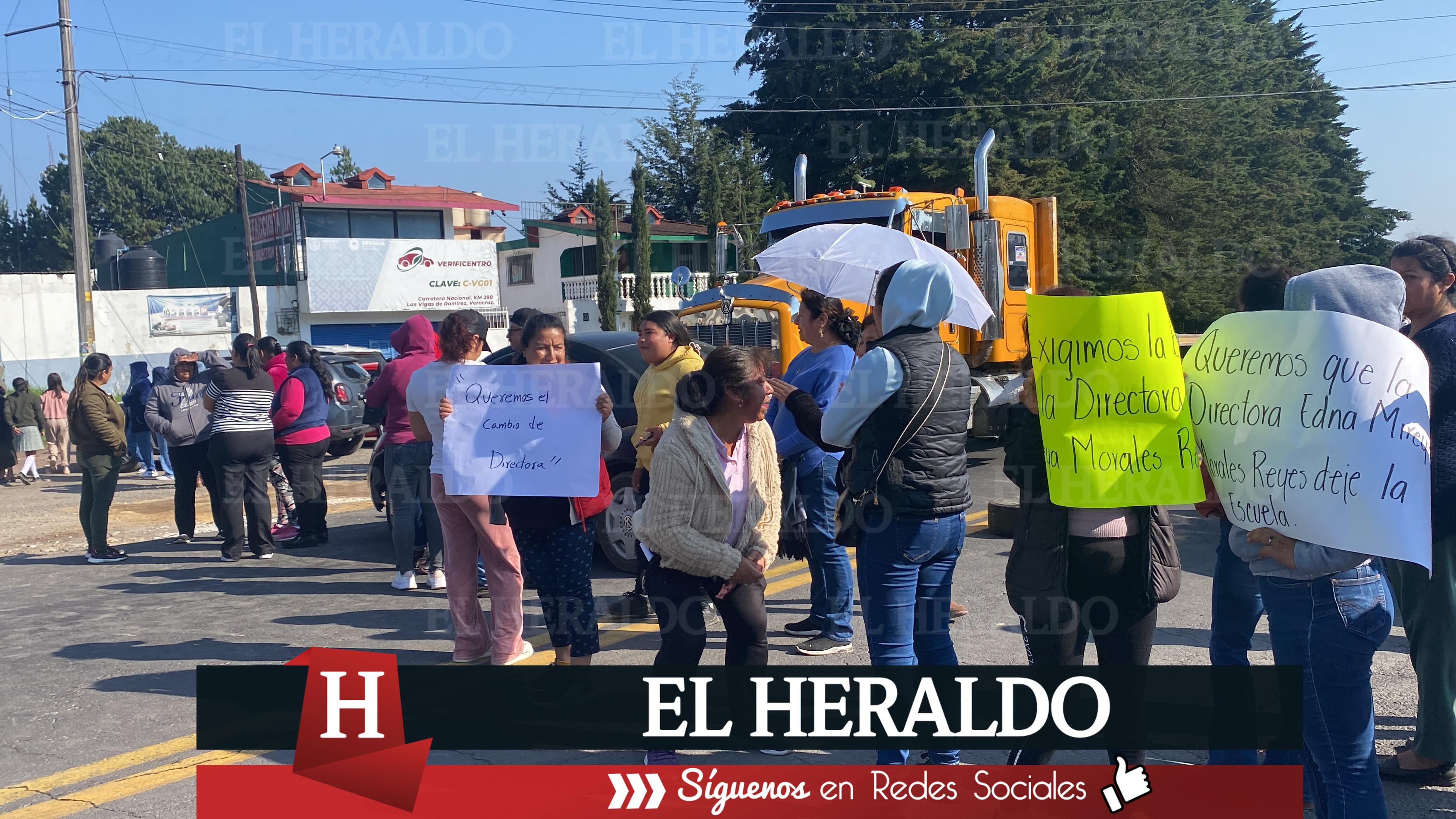 Bloquean padres de familia de Telesecundaria de Las Vigas destitucion de directora 4