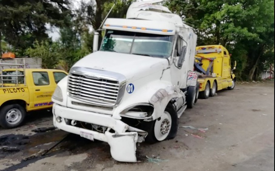 El Heraldo De Xalapa Vuelca Triler Cargado De Leche