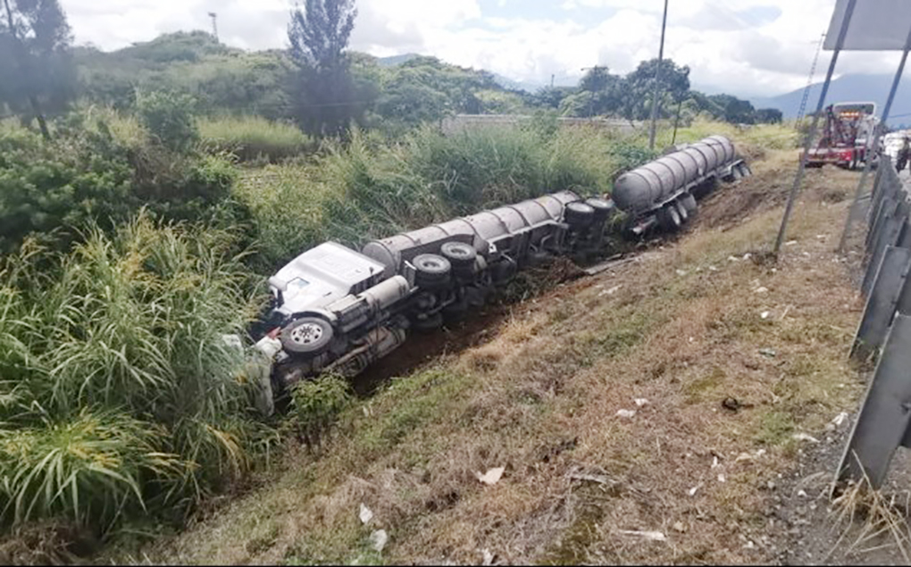 El Heraldo De Xalapa - Vuelca Tráiler En La Autopista Orizaba-Córdoba