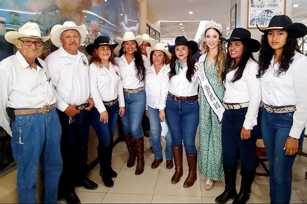 El Heraldo de Xalapa - Jinetes organizan cabalgata por la mexicanidad
