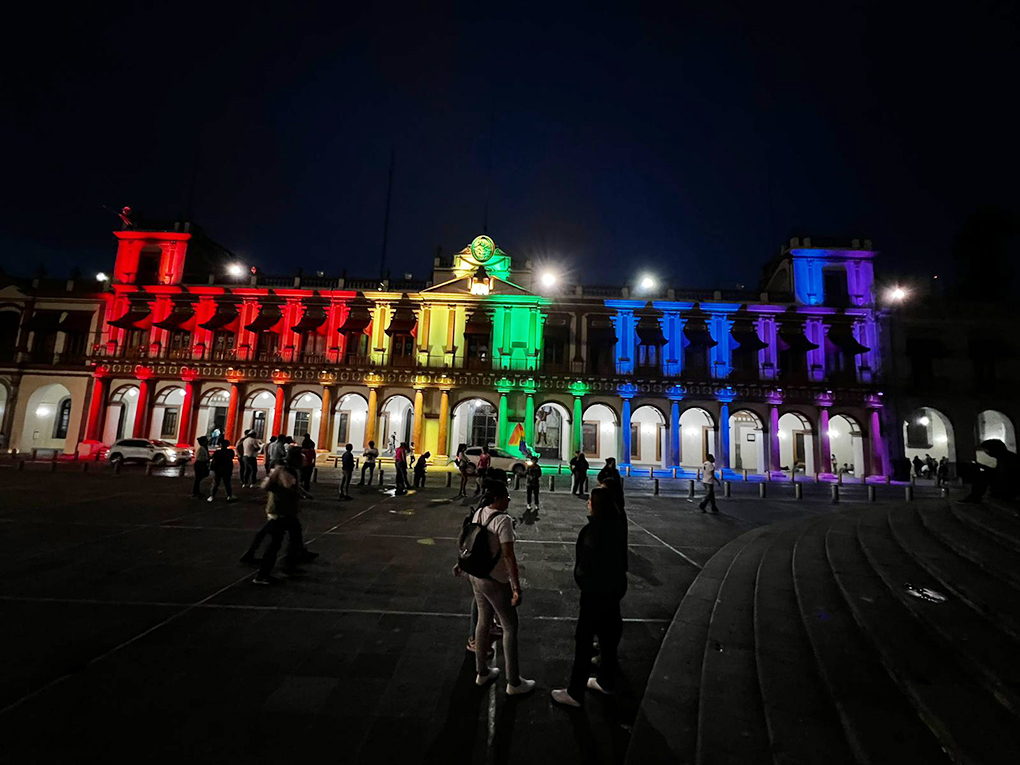 El Heraldo De Xalapa - Se Pinta De Arcoiris Palacio De Gobierno