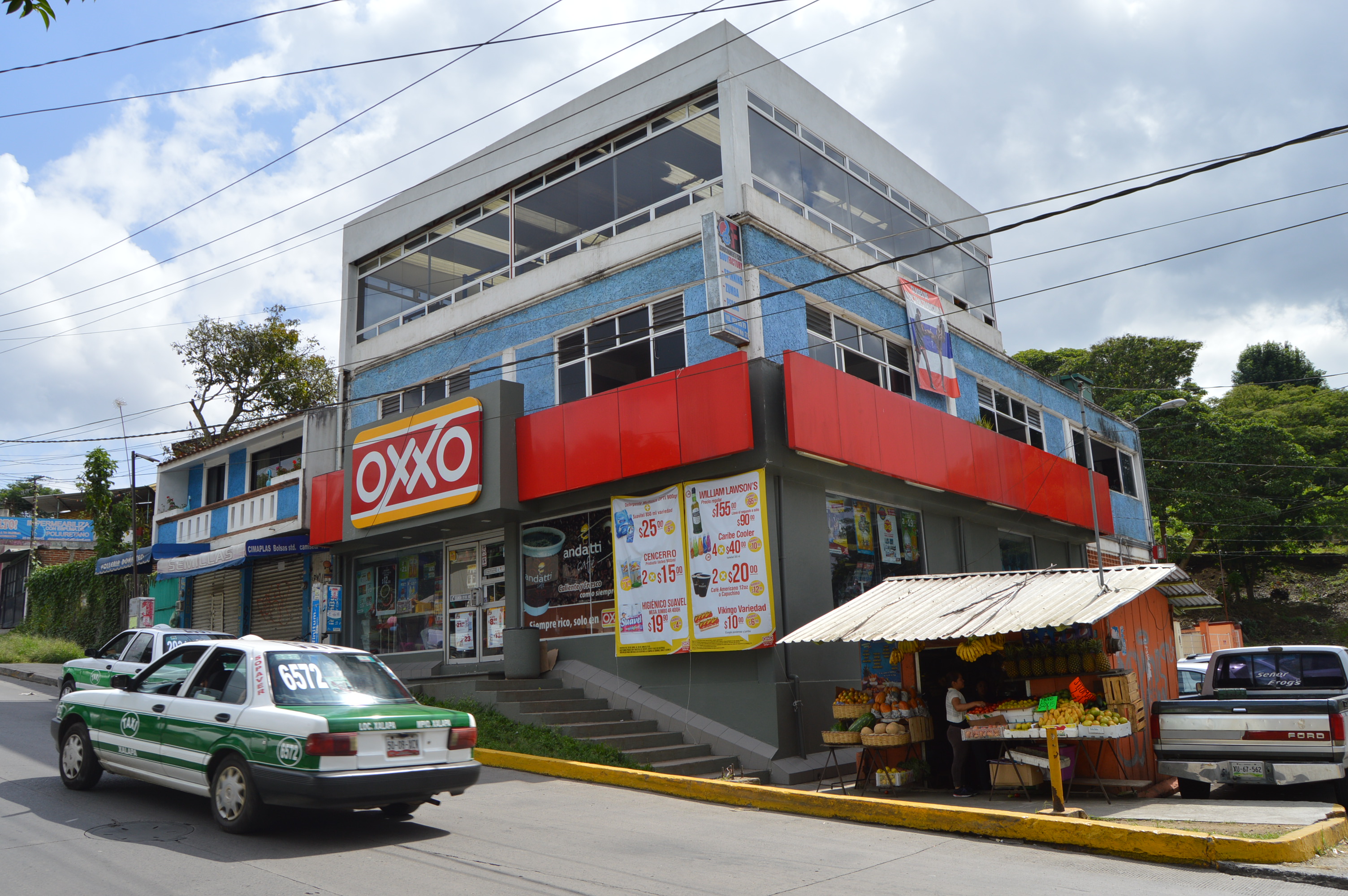 El Heraldo de Xalapa - Ladrones armados asaltan tienda Oxxo en El Sumidero